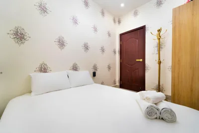 Chambre double avec salle de bain privée — The Pivot Suite Ben Thanh - District 1